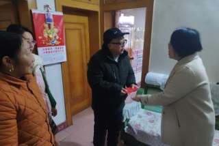 永州市人大常委会副主任、计生协会长李农妹走访慰问计生特殊家庭